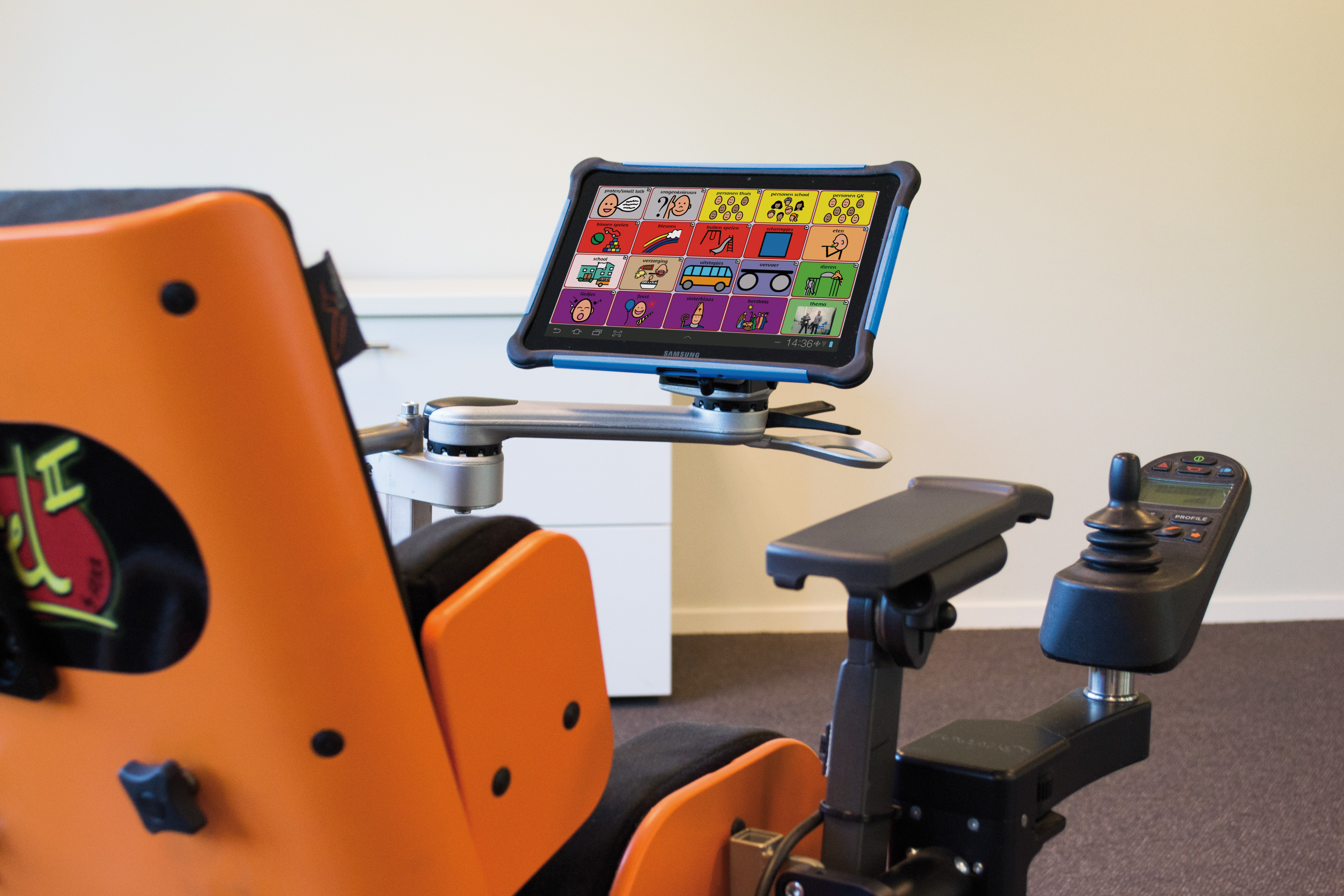 Rolstoelaccessoires: tablet vastgemaakt aan rolstoel header image
