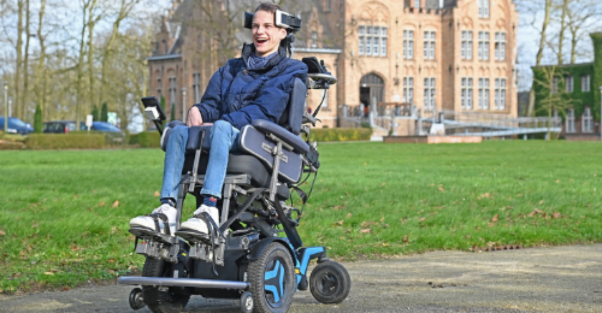 Levi in rolstoel met hoofd-voetbesturing