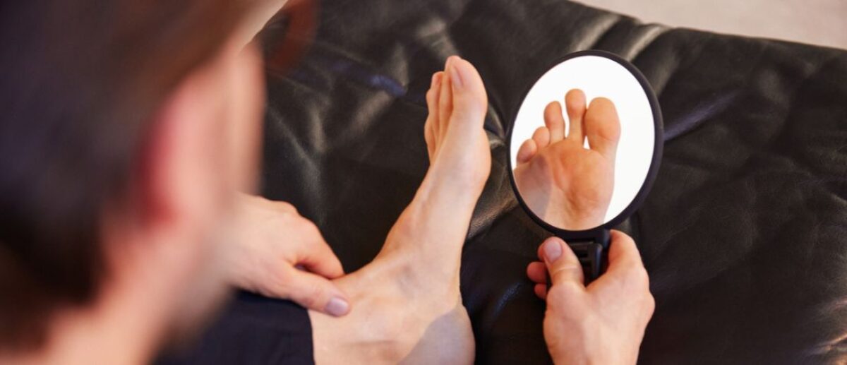 Soins des pieds des diabétiques - inspection des pieds