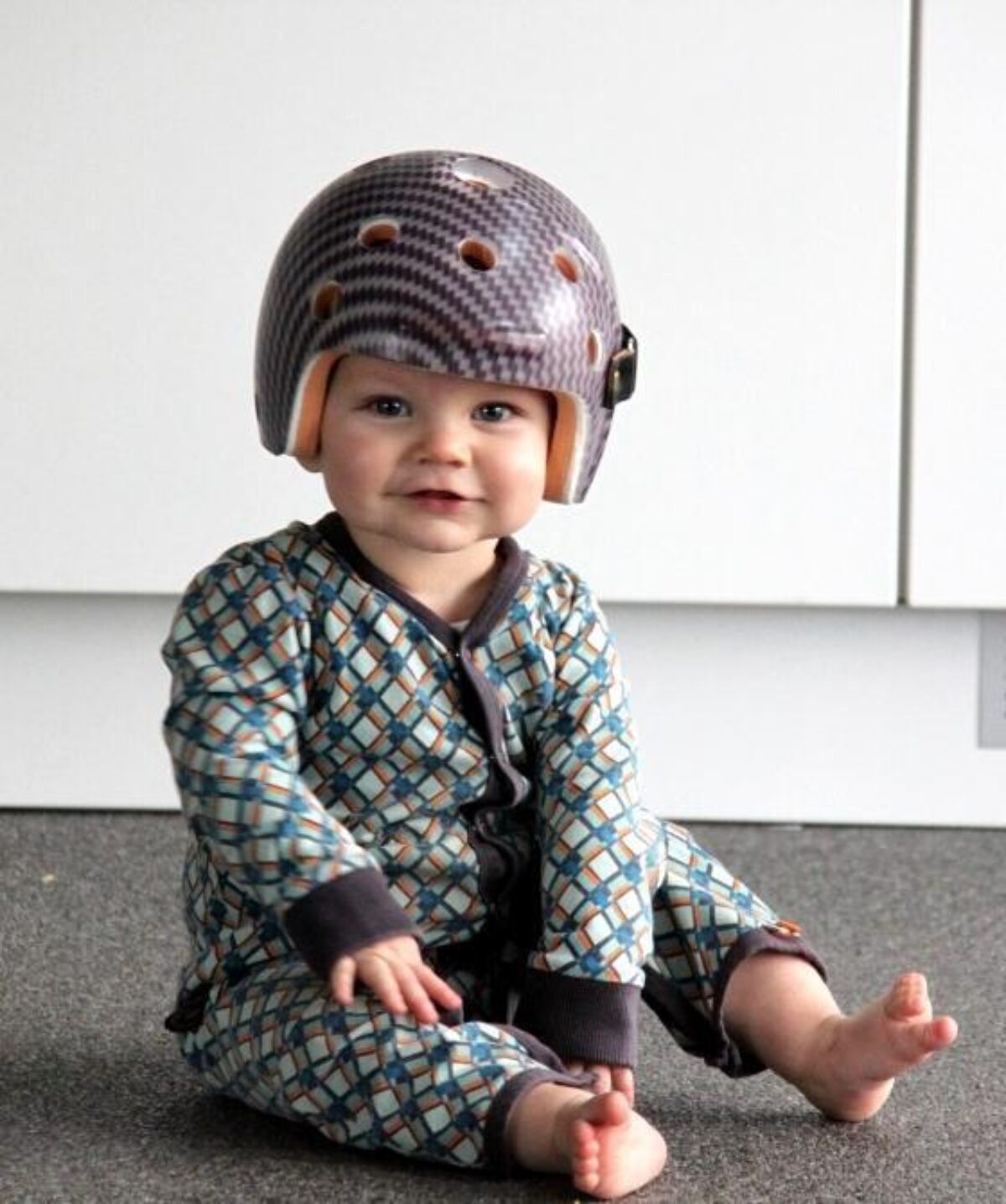 Kind met redressiehelm