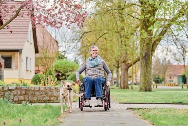 Rolstoel voor ouderen - Vrouw in rolstoel met haar hond