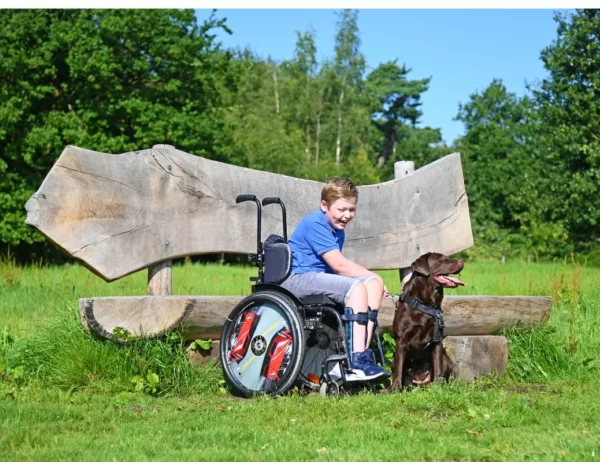 Vince in rolstoel met hond erbij
