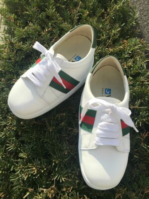Witte orthopedische schoenen met een mix van rood en groen