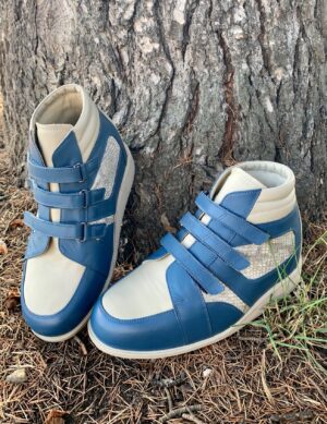 witte orthopedische schoenen met blauw accent