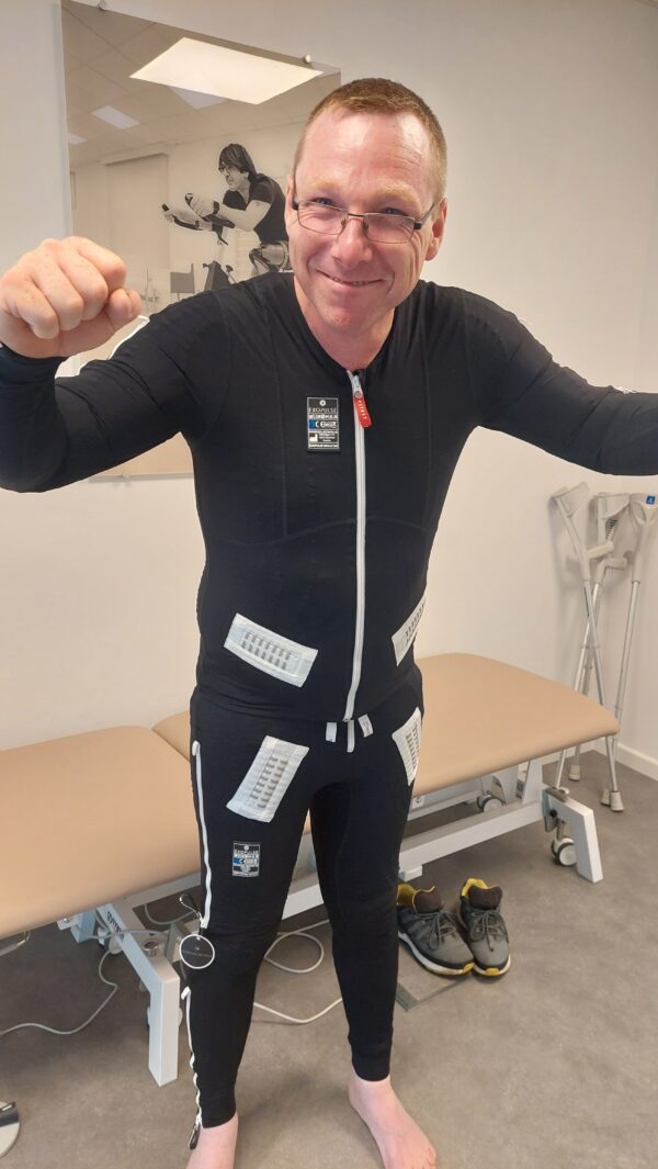 Berry draagt het exopulse suit