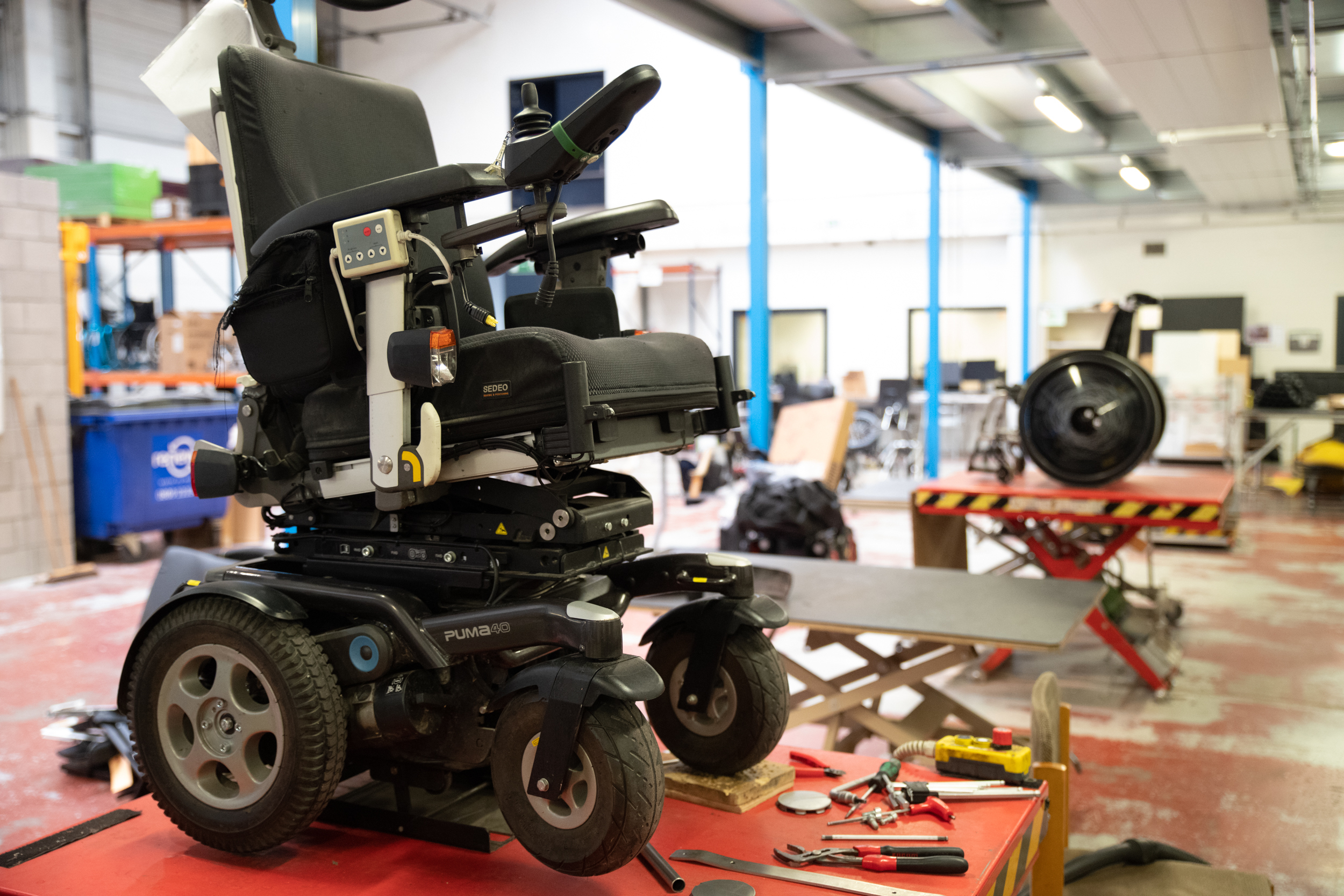 Elektrische rolstoel op de werktafel in technische dienst header image